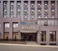 un edificio con un hotel kitschler delante de él en Kuster Hotel, en Guarapuava