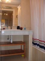 A bathroom at Green I