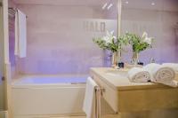 Koupelna v ubytování Halo Boutique Hotel