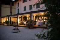 een groep mensen die aan tafels voor een gebouw zitten bij Polisena L'Altro Agriturismo Veg in Pontida