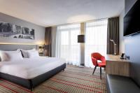 Ramada by Wyndham Amsterdam Airport Schipholにあるベッド