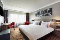 Ramada by Wyndham Amsterdam Airport Schipholにあるベッド