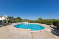 Bazén v ubytovaní Trulli Il Cappero by Perle di Puglia alebo v jeho blízkosti