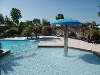 - une piscine avec un parasol au milieu dans l&#39;établissement Camping Haliotis, à Pontorson