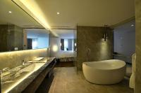 a bathroom with a tub and a large mirror at Platinum Hotel in Xindian
