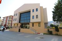 un edificio al costado de una calle en Montania Town Hotel Mudanya, en Mudanya