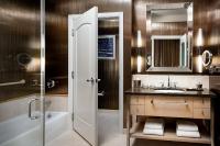 Hotel AKA Back Bayにあるバスルーム