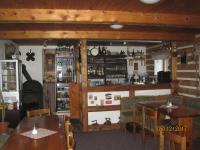 ペツ・ポト・スニェシュコウにあるPenzion Kobrのバー、テーブルと椅子付きのレストランを提供しています。