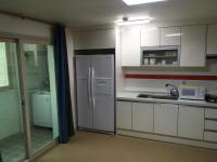 Hotel Joy near Camp Humphresにあるキッチンまたは簡易キッチン