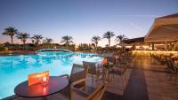 Bazén v ubytovaní Horizon Beach Resort alebo v jeho blízkosti