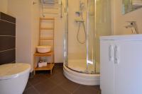 Kúpeľňa v ubytovaní Apartamenty na Wyspie - Aquamarina - Budynek A - B - C