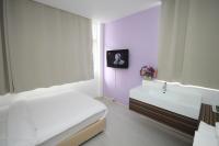 Postel nebo postele na pokoji v ubytování Nantra Ekkamai Hotel