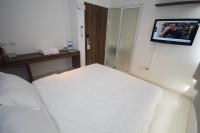 Postel nebo postele na pokoji v ubytování Nantra Ekkamai Hotel