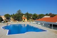 Der Swimmingpool an oder in der Nähe von Maistra Select Petalon Resort