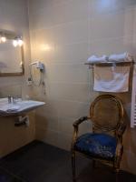 Salle de bains dans l&#39;&eacute;tablissement Hotel Fleur de Lys