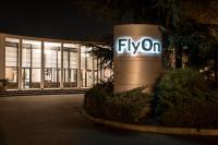 un cartel de fynon delante de un edificio en FlyOn Hotel &amp; Conference Center, en Bolonia