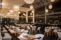 Un restaurante con mesas y sillas de madera y luces. en Square Small Luxury Hotel - Providencia, en Guadalajara