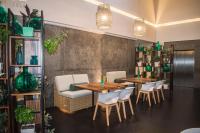 un restaurante con 2 mesas, sillas y plantas en Square Small Luxury Hotel - Providencia, en Guadalajara