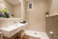A bathroom at Bcngotic
