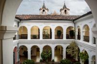 Una vista del arco del patio de un edificio. en Hotel La Plazuela, en Popayán
