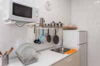 a kitchen with a sink and a microwave at Multi Apartamentos La Kasbah in Jerez de la Frontera