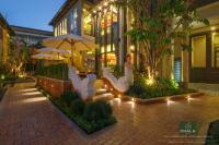 uma mulher em pé em frente a um edifício com luzes em Chala Number6 em Chiang Mai