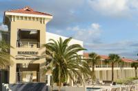 un edificio con una palmera delante en Marker 8 Hotel and Marina, en St. Augustine