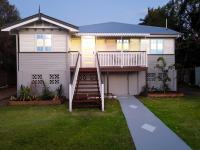 una casa con una escalera al frente en Beautiful Queenslander, en Townsville