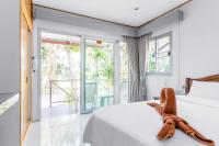 Ein Bett oder Betten in einem Zimmer der Unterkunft Lanta Coral Beach Resort