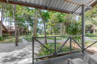 Ein Garten an der Unterkunft Lanta Coral Beach Resort