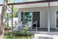 Ein Garten an der Unterkunft Lanta Coral Beach Resort