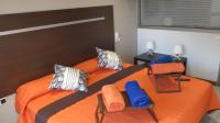 Postel nebo postele na pokoji v ubytování 2V LUXURY APARTMENT NEAR BEACH