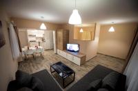 Televízia a/alebo spoločenská miestnosť v ubytovaní Panoráma City Apartman
