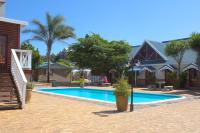 una piscina frente a una casa en Oceans Hotel &amp; Self Catering, en Mossel Bay