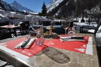 Una mesa con copas de vino encima. en Hôtel Le Besso - Swiss Romantic Lodge Zinal, en Zinal