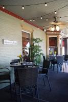 una sala da pranzo con tavoli e sedie in un ristorante di Altland House Inn & Suites ad Abbottstown