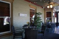 un ristorante con tavoli e sedie su un patio di Altland House Inn & Suites ad Abbottstown