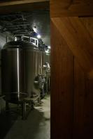 una fila di grandi serbatoi in una stanza con di Altland House Inn & Suites ad Abbottstown