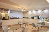Un restaurante con mesas y sillas y un bar. en Howard Johnson by Wyndham Incheon Airport, en Incheon