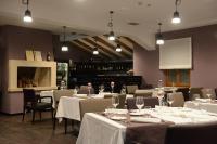 uma sala de jantar com mesas e cadeiras brancas em Boutique Hotel Vela Vrata em Buzet