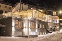 Un gran edificio blanco con muchas ventanas. en Laagers Hotel Garni, en Samedan