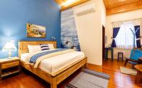 a bedroom with a bed and a blue wall at Spring Villa in Dongshan