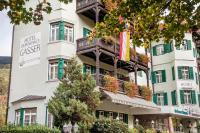 Un edificio con balcones a los lados. en Residence Hotel Gasser, en Bresanona