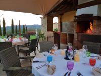 een tafel gedekt voor een maaltijd met een open haard bij Countryhouse Villa Rey in Panicale