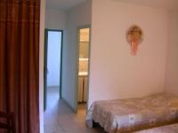 - une chambre avec un lit et une chambre avec un miroir dans l&#39;établissement Hôtel de la Madeleine à Tornac, à Tornac