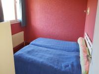 a bedroom with a blue bed in a red wall at 5VSE-LAM56 Appartement avec vue sur la baie in Collioure