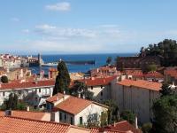 a view of a city with buildings and the ocean at 5VSE-LAM56 Appartement avec vue sur la baie in Collioure