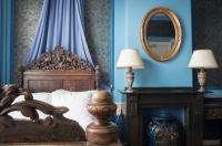 Un dormitorio con una cama de madera y un espejo. en Hotel Fidder - Patrick&#39;s Whisky Bar, en Zwolle