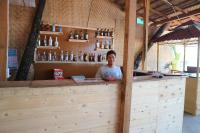 ein Mann, der hinter einer Holztheke in einer Bar steht in der Unterkunft O3 Beach Resort in Palolem