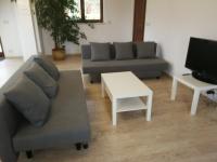 Televízia a/alebo spoločenská miestnosť v ubytovaní Apartamenty w Gorach Stolowych